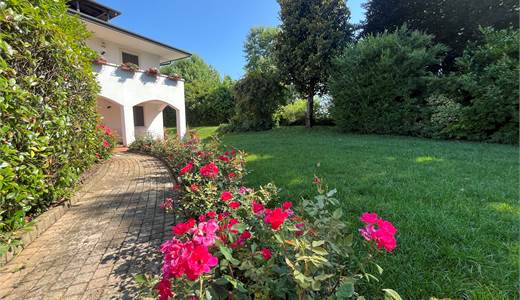 VILLA SINGOLA, AMPIO GIARDINO E SPAZI ESCLUSIVI A MONTEVIALE